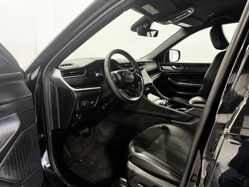 Used 2025 Jeep Grand Cherokee Altitude AWD/4WD image 16