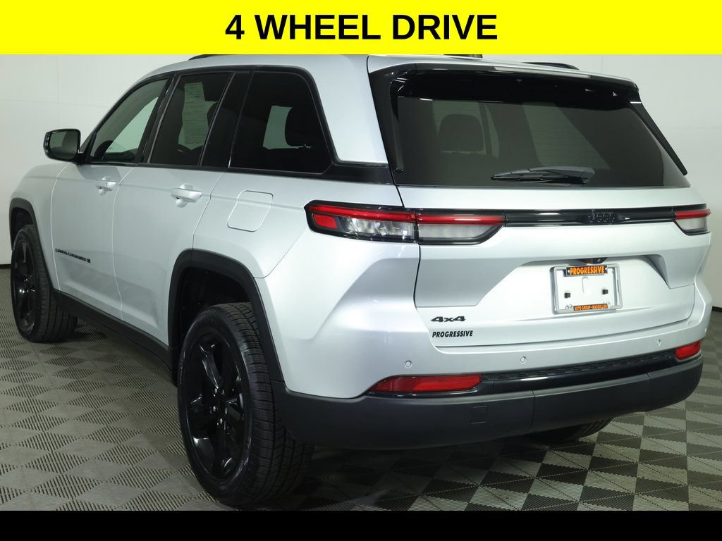 Used 2023 Jeep Grand Cherokee Altitude AWD/4WD image 4
