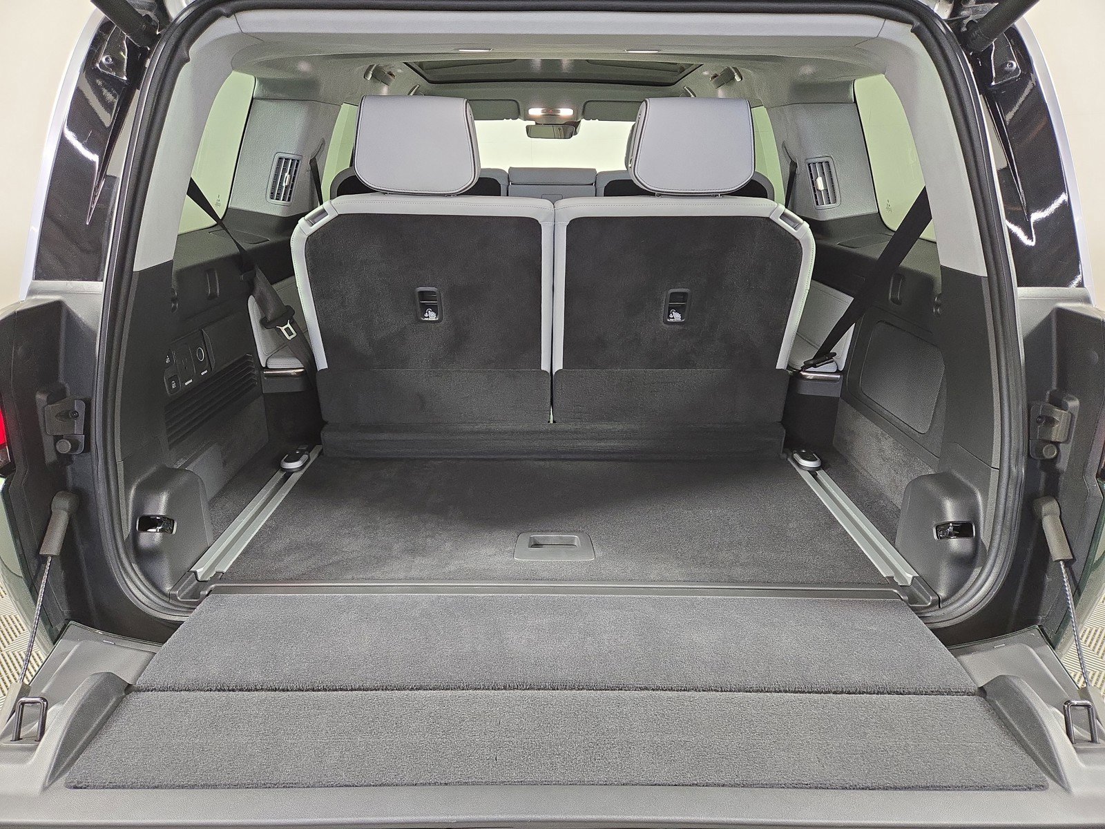 Used 2024 Rivian R1S Adventure image 15