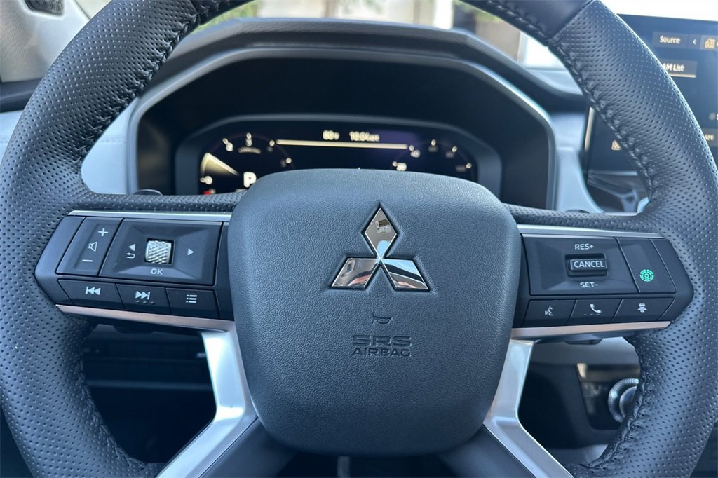 New 2025 Mitsubishi Outlander SE image 24