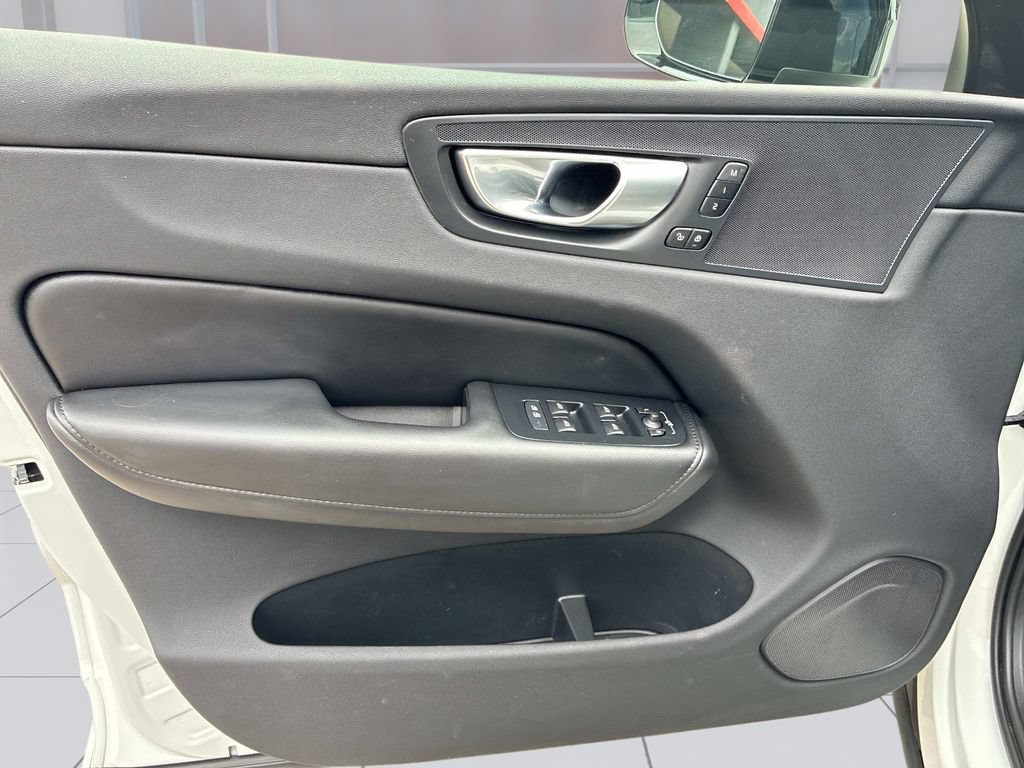 Used 2025 Volvo XC60 B5 Plus AWD/4WD image 29