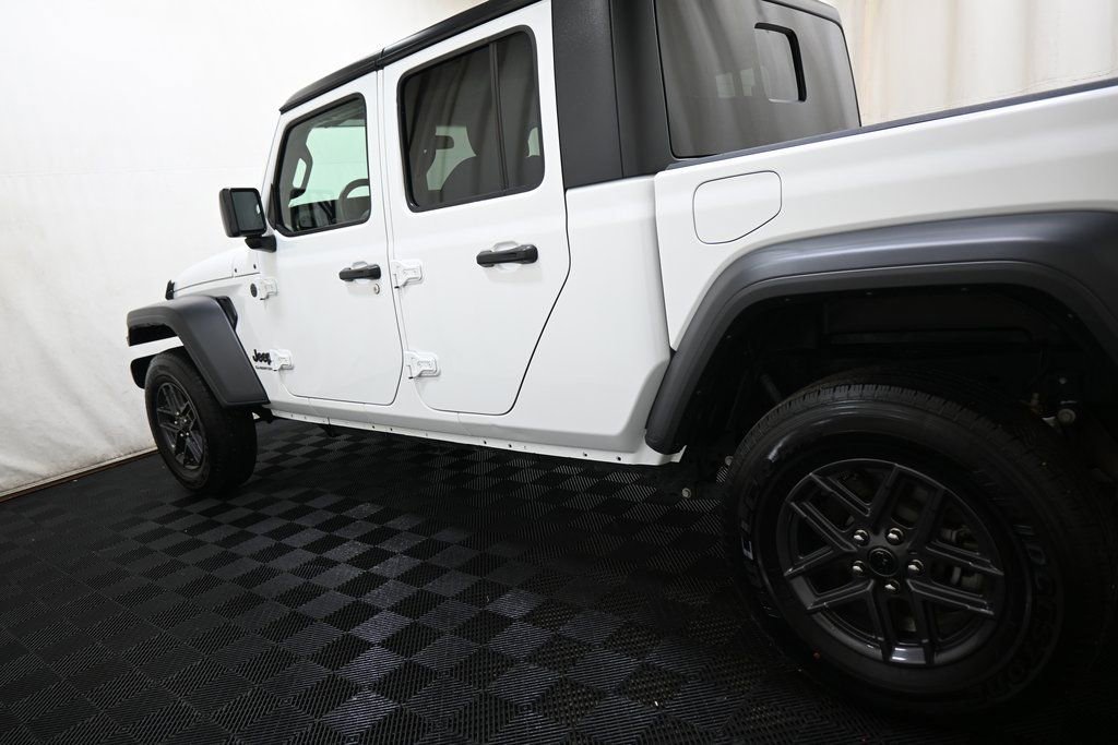 Used 2025 Jeep Gladiator Sport image 16