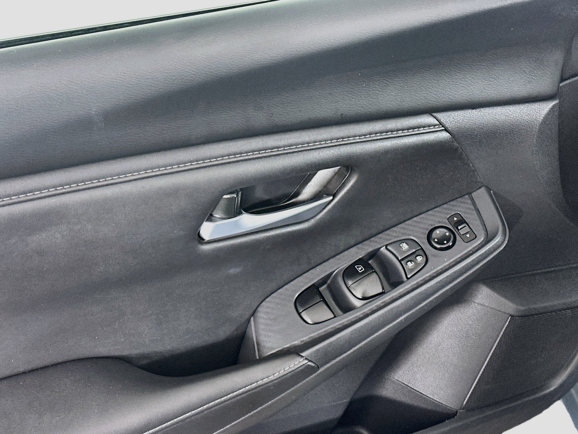 Used 2025 Nissan Sentra SV FWD image 15