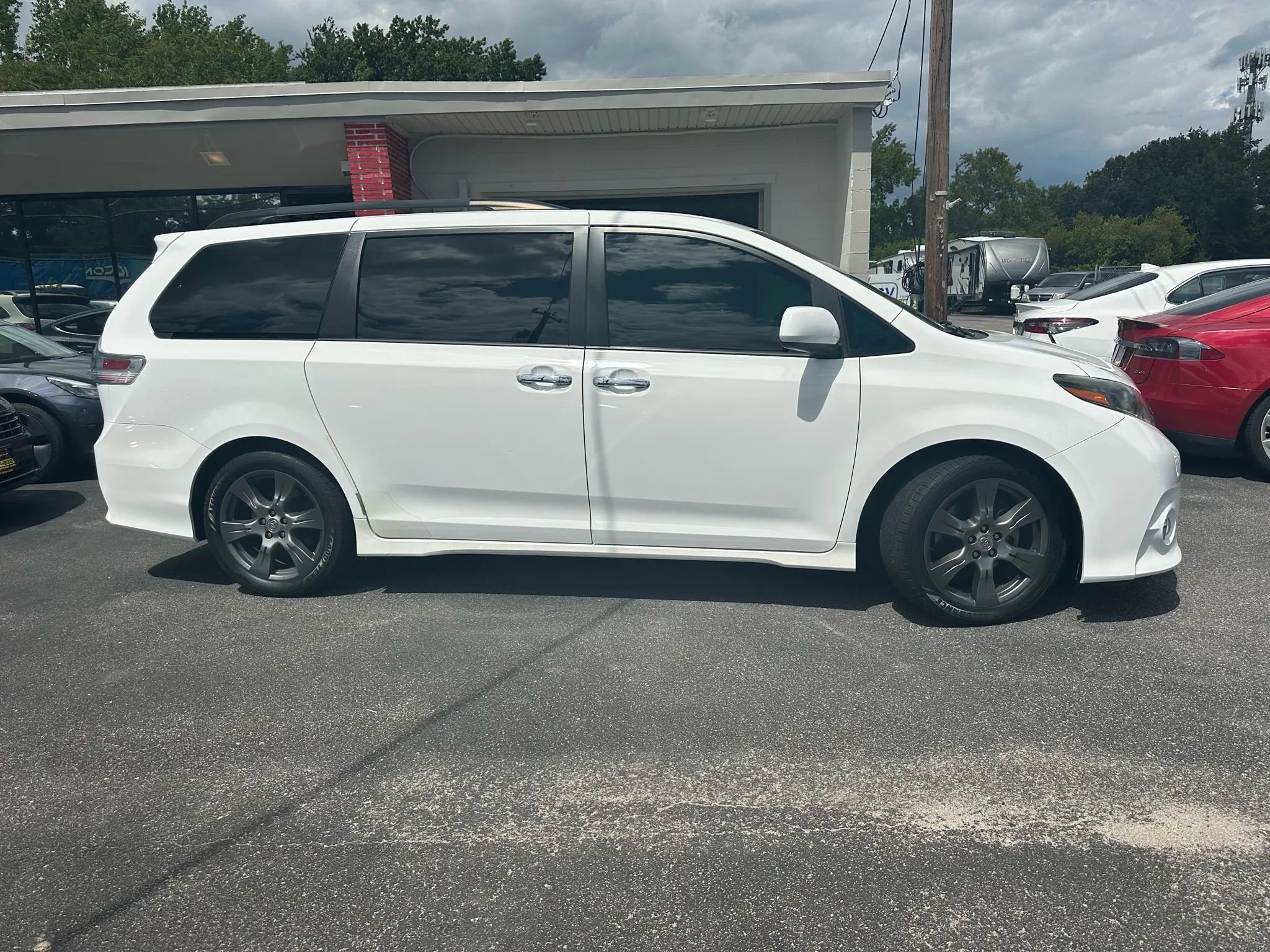 Used 2017 Toyota Sienna SE image 2
