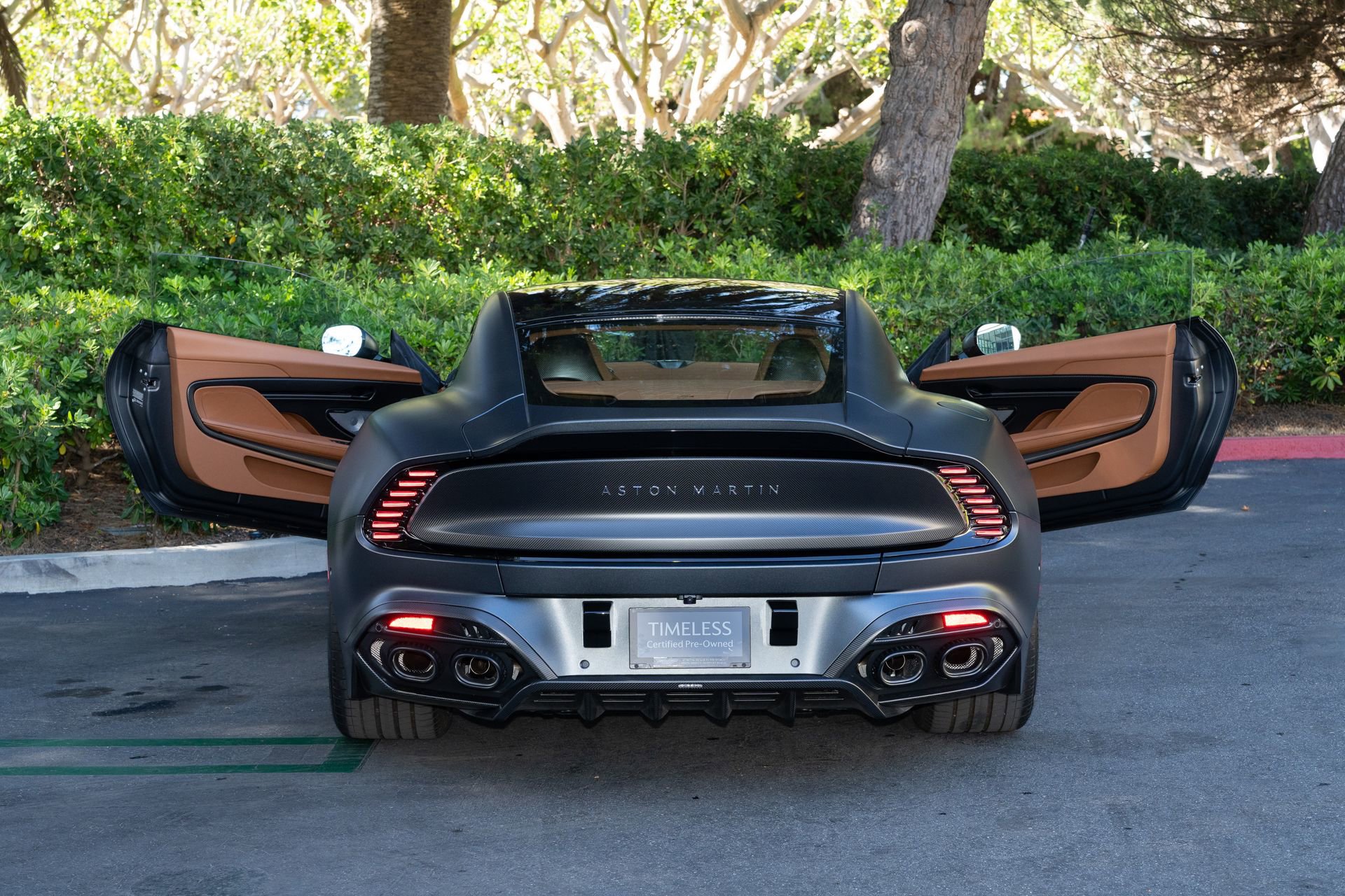 Used 2025 Aston Martin Vanquish RWD image 7