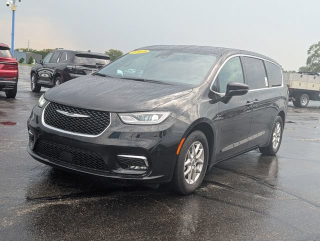 Used 2025 Chrysler Pacifica Select FWD image 3
