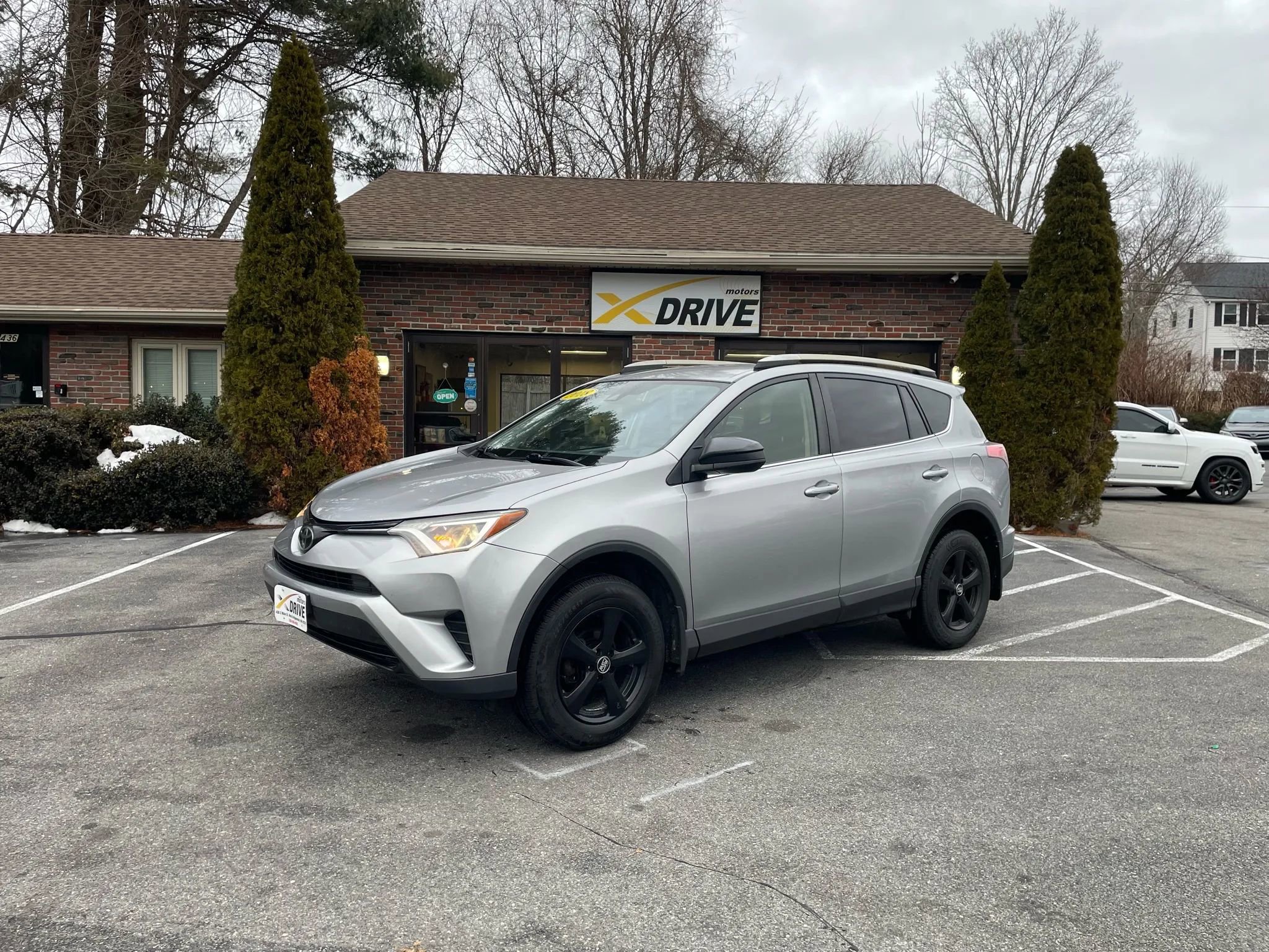 Used 2018 Toyota RAV4 LE w/ Carpet Mat Package image 2