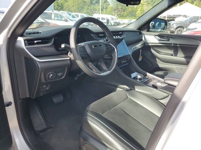 New 2024 Jeep Grand Cherokee L Altitude RWD image 9