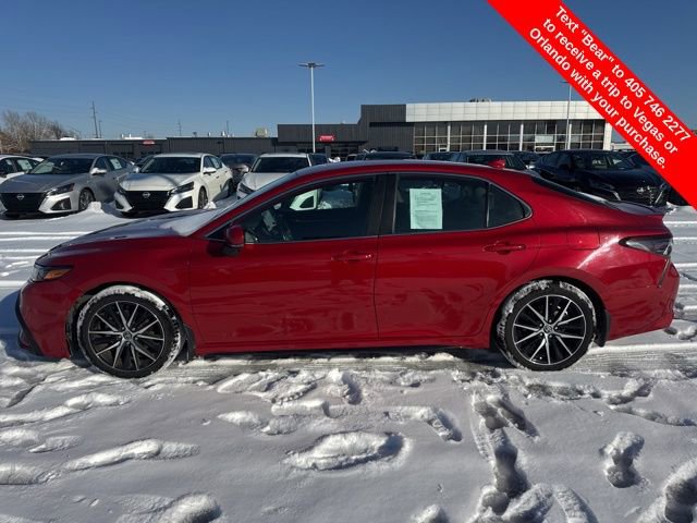 Used 2023 Toyota Camry SE image 2