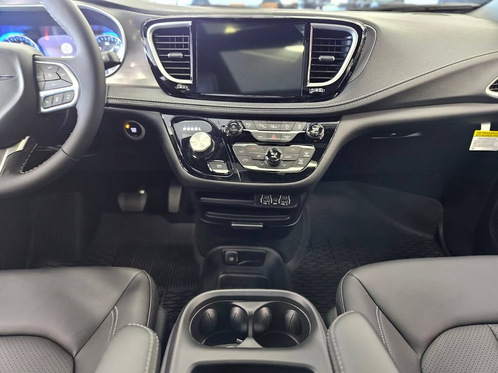 New 2025 Chrysler Pacifica Select w/ Fav Edition Package FWD image 13