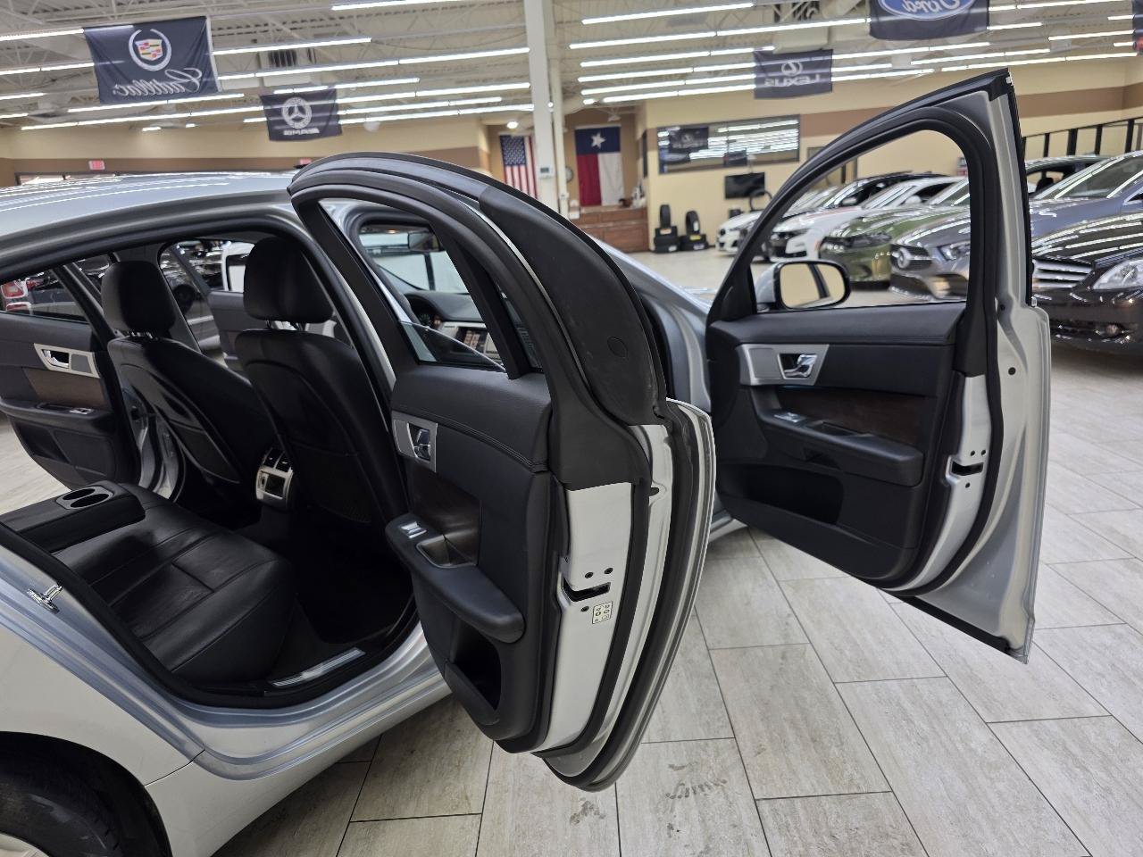 Used 2014 Jaguar XF RWD image 14