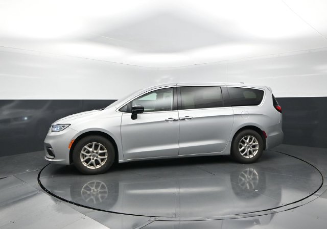 Used 2024 Chrysler Pacifica Touring-L FWD image 3