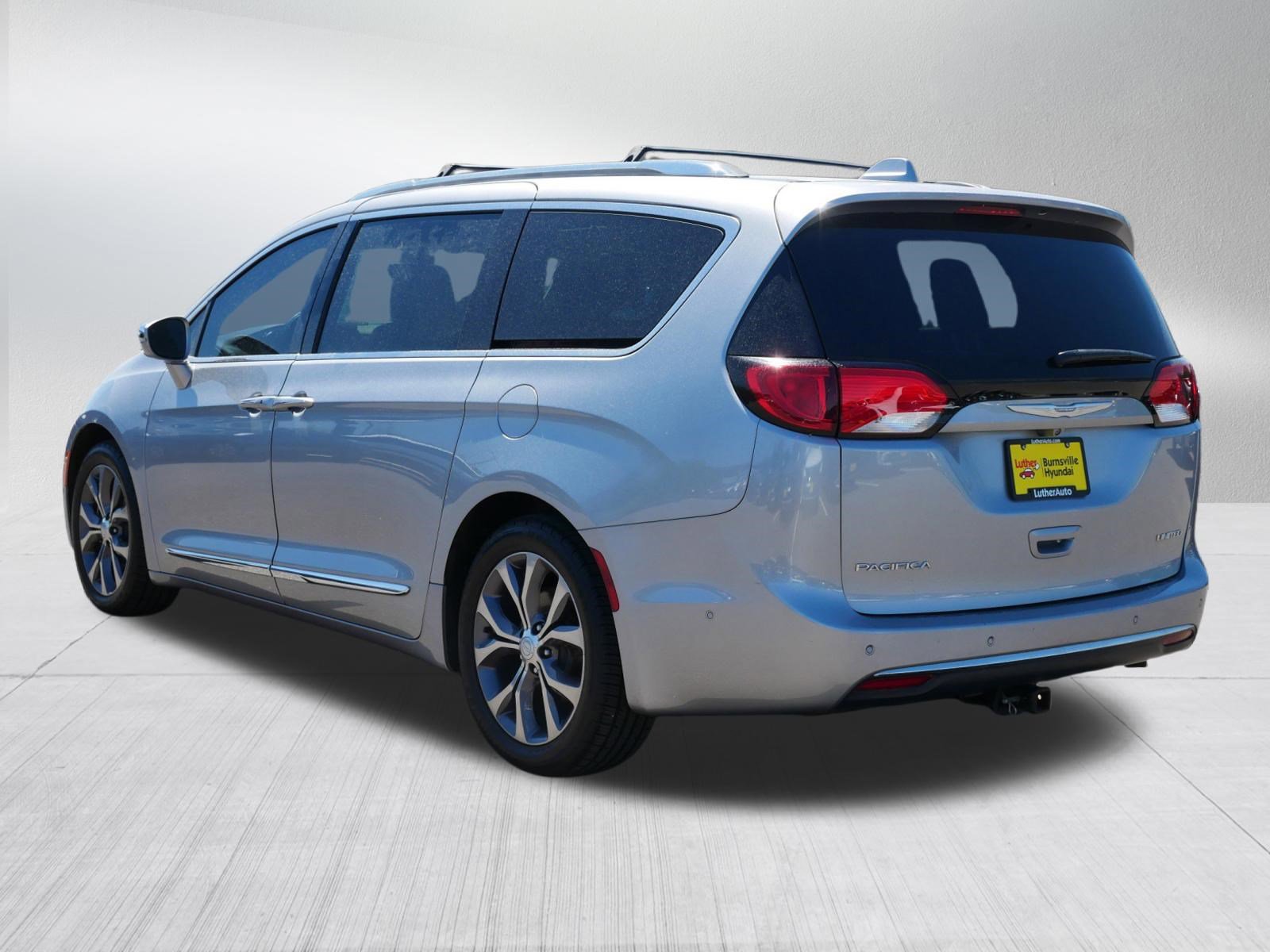 Used 2018 Chrysler Pacifica Limited w/ Tire & Wheel Group FWD image 5