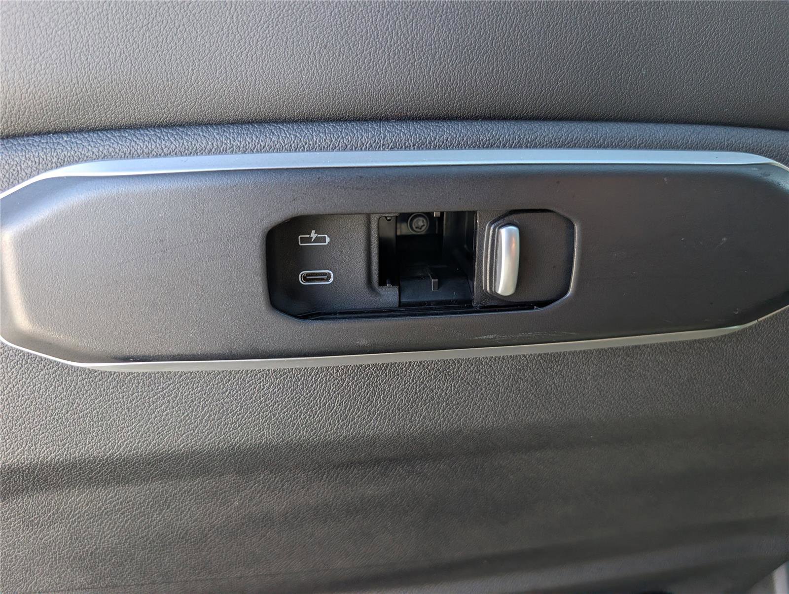 Used 2024 BMW X6 xDrive40i w/ Premium Package image 16