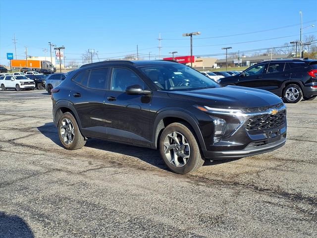 Used 2025 Chevrolet Trax LT w/ LT Convenience Package image 8