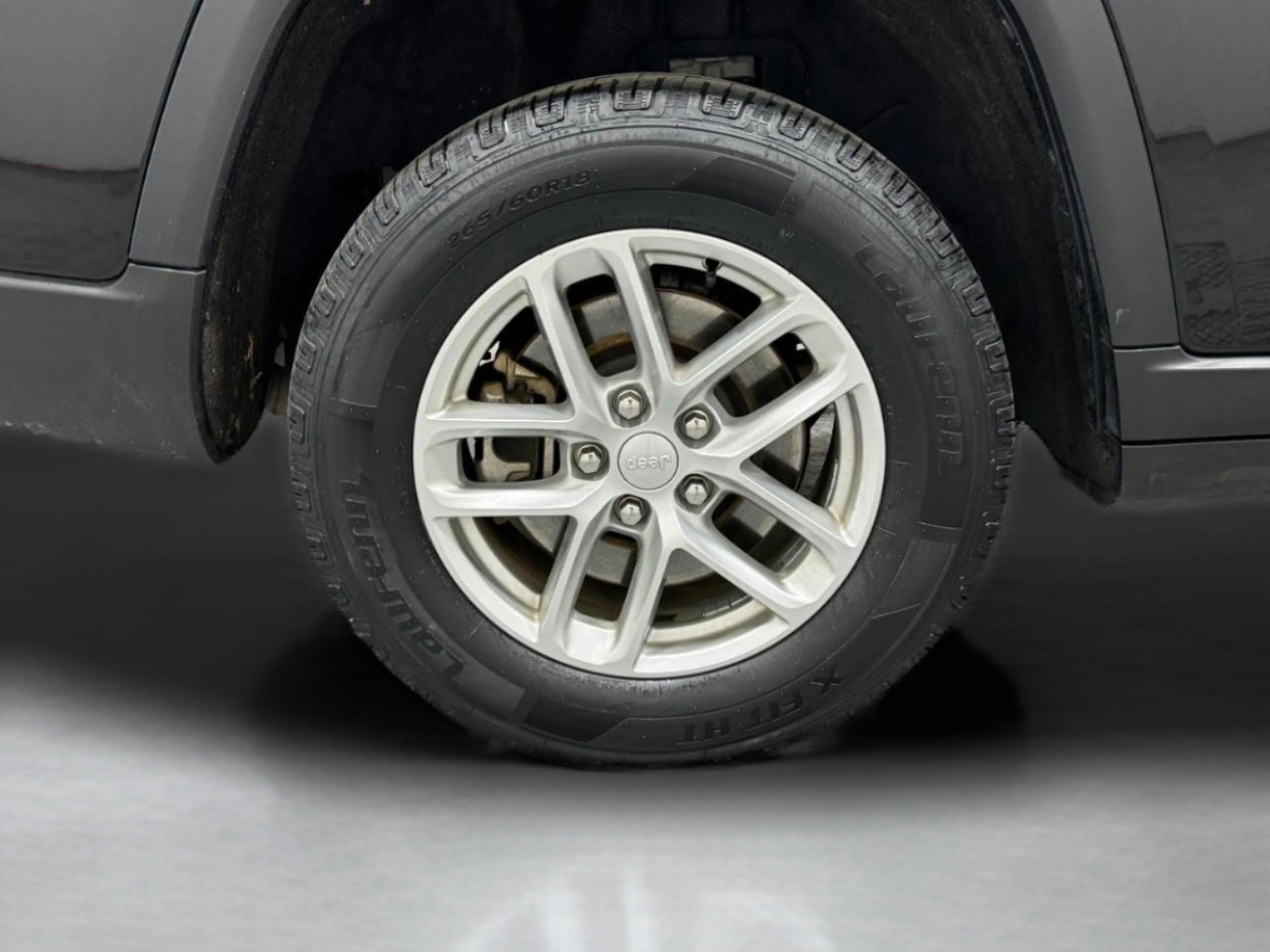 Used 2023 Jeep Grand Cherokee L Laredo image 8