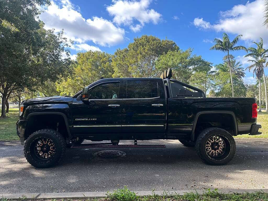 Used 2017 GMC Sierra 2500 Denali w/ Duramax Plus Package AWD/4WD image 4
