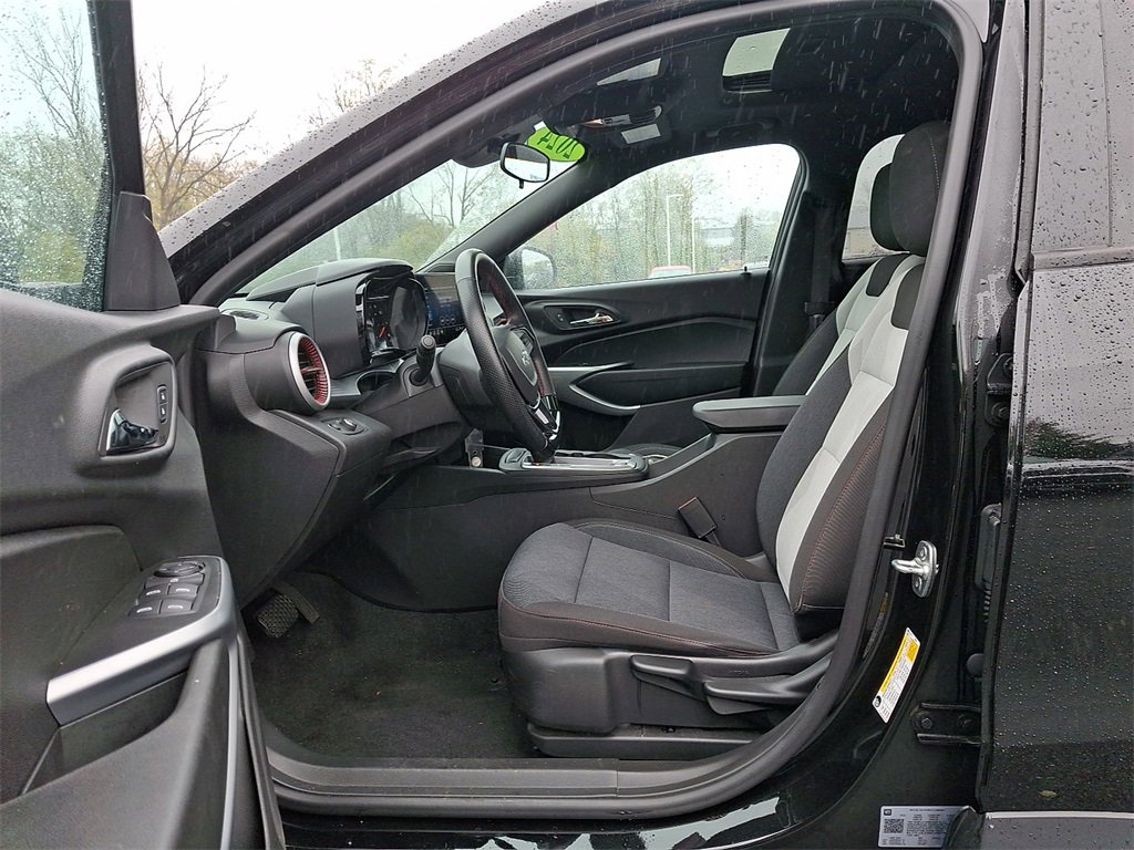 Used 2024 Chevrolet Trax RS w/ Sunroof Package image 14