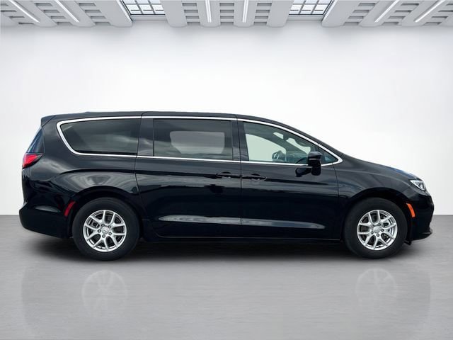 Used 2025 Chrysler Pacifica Select FWD image 3