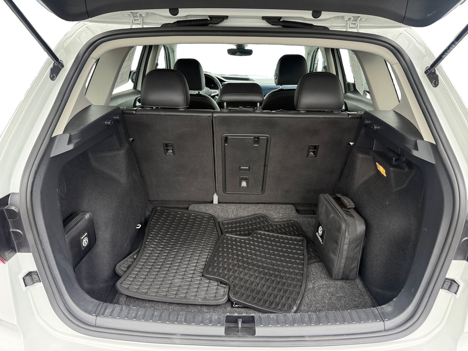 Certified 2023 Volkswagen Taos SE w/ Black Wheel Package FWD image 17