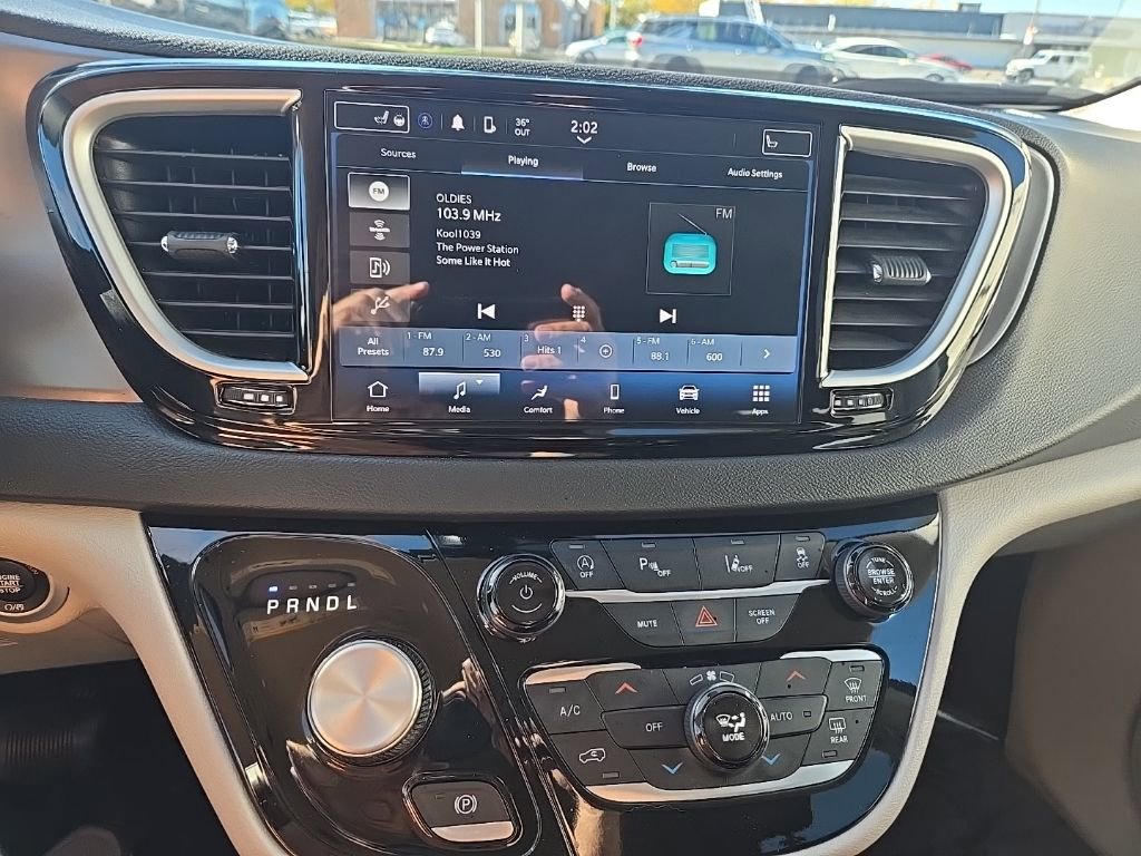 Used 2024 Chrysler Pacifica Touring-L image 20