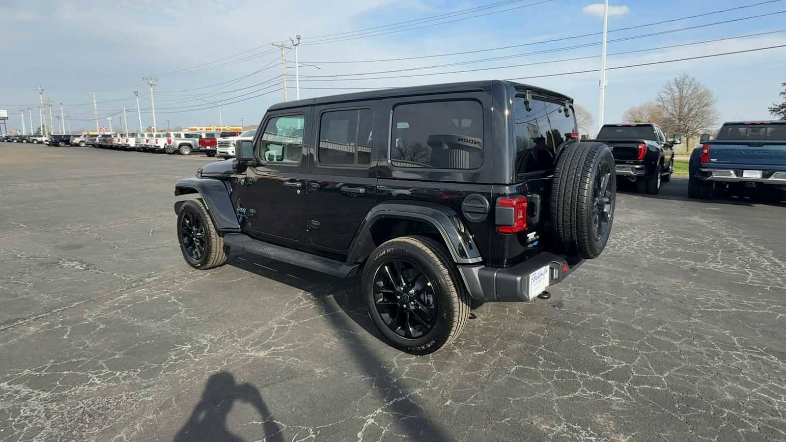 Used 2025 Jeep Wrangler Unlimited Sahara AWD/4WD image 6