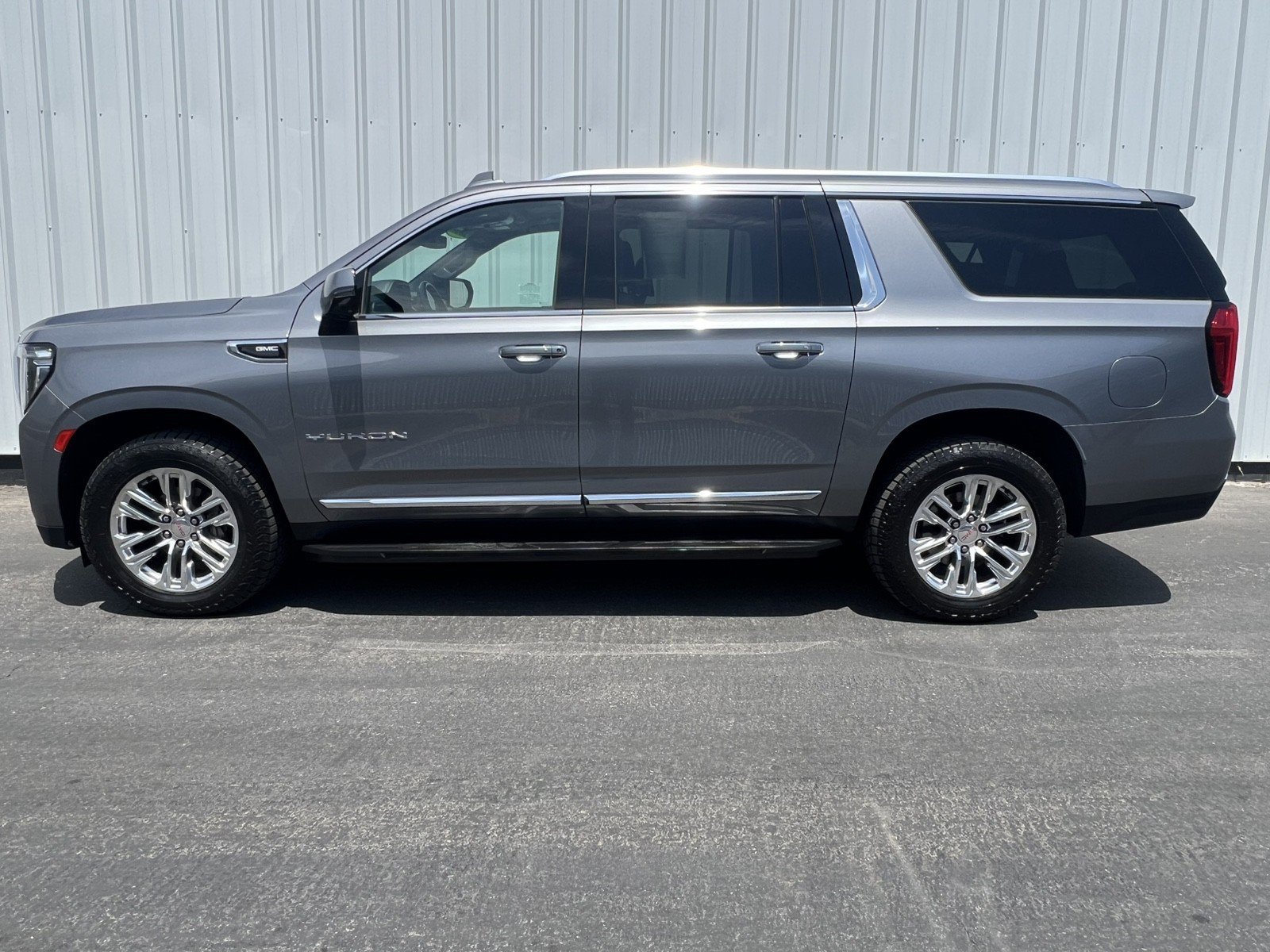 Used 2021 GMC Yukon XL SLT w/ SLT Premium Package AWD/4WD image 3