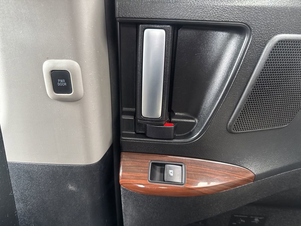 Used 2017 Toyota Sienna Limited Premium image 33