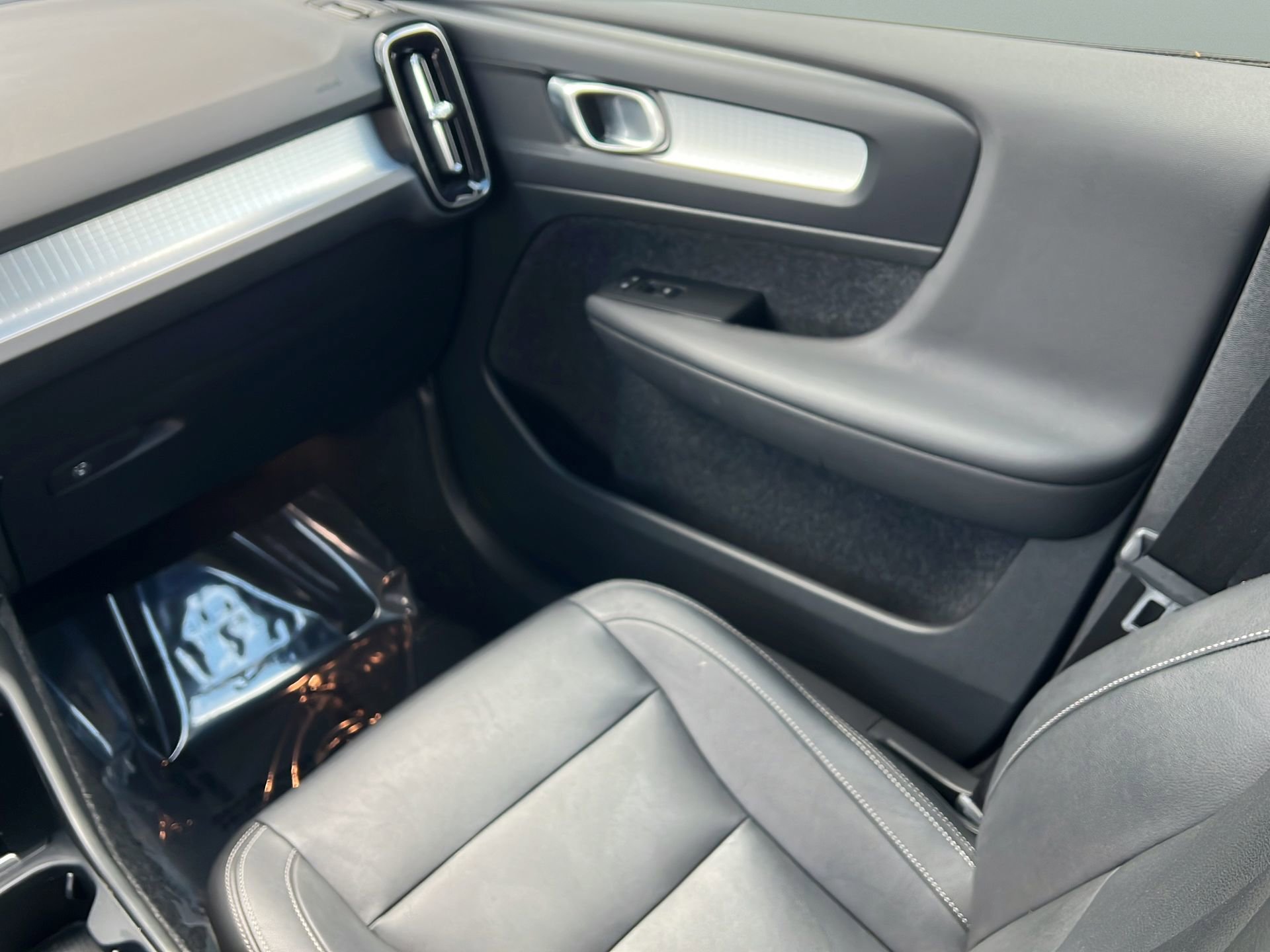 Used 2020 Volvo XC40 T4 Momentum w/ Premium Package image 14