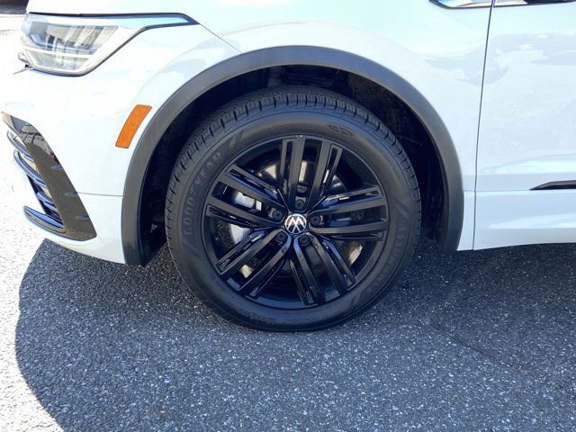 Certified 2022 Volkswagen Tiguan SE R-Line image 9