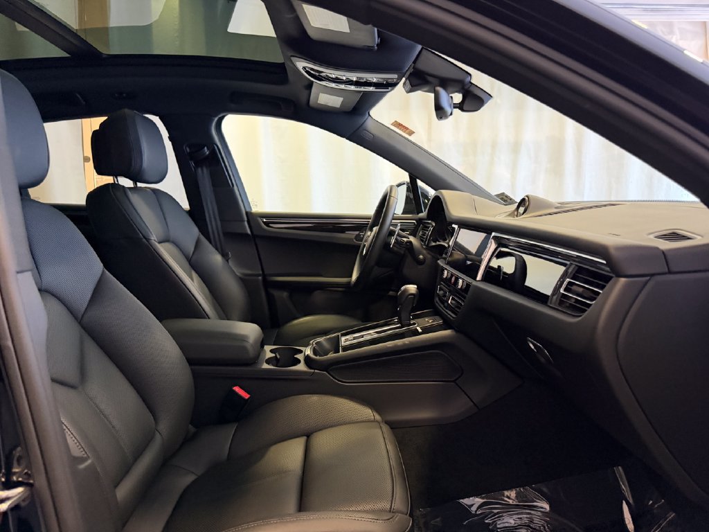 Certified 2026 Porsche Macan AWD/4WD image 16