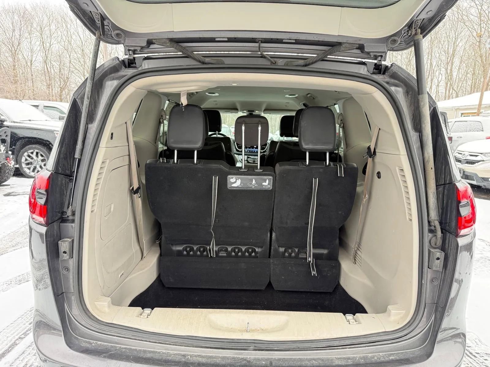 Used 2021 Chrysler Pacifica Touring-L image 8