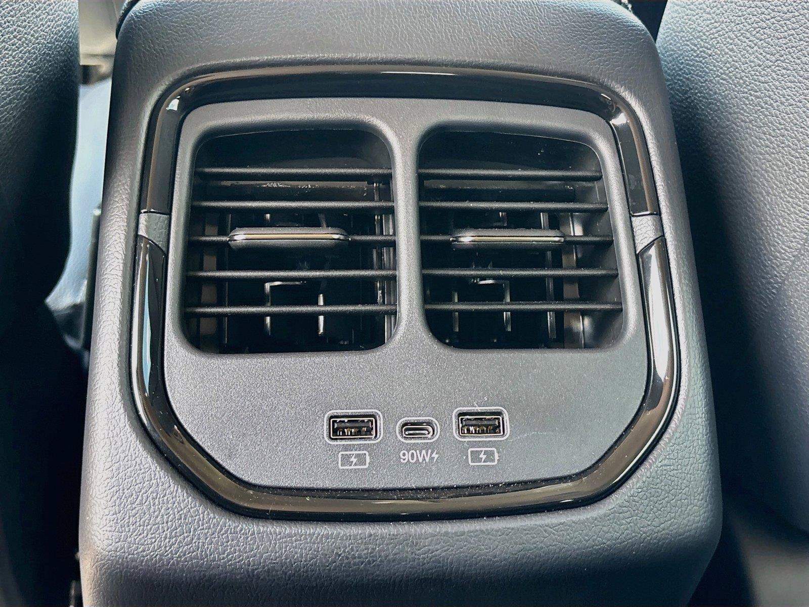 New 2027 VinFast VF 8 Eco AWD/4WD image 24