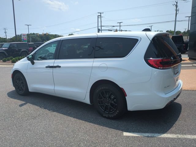 Used 2024 Chrysler Pacifica Touring-L FWD image 6