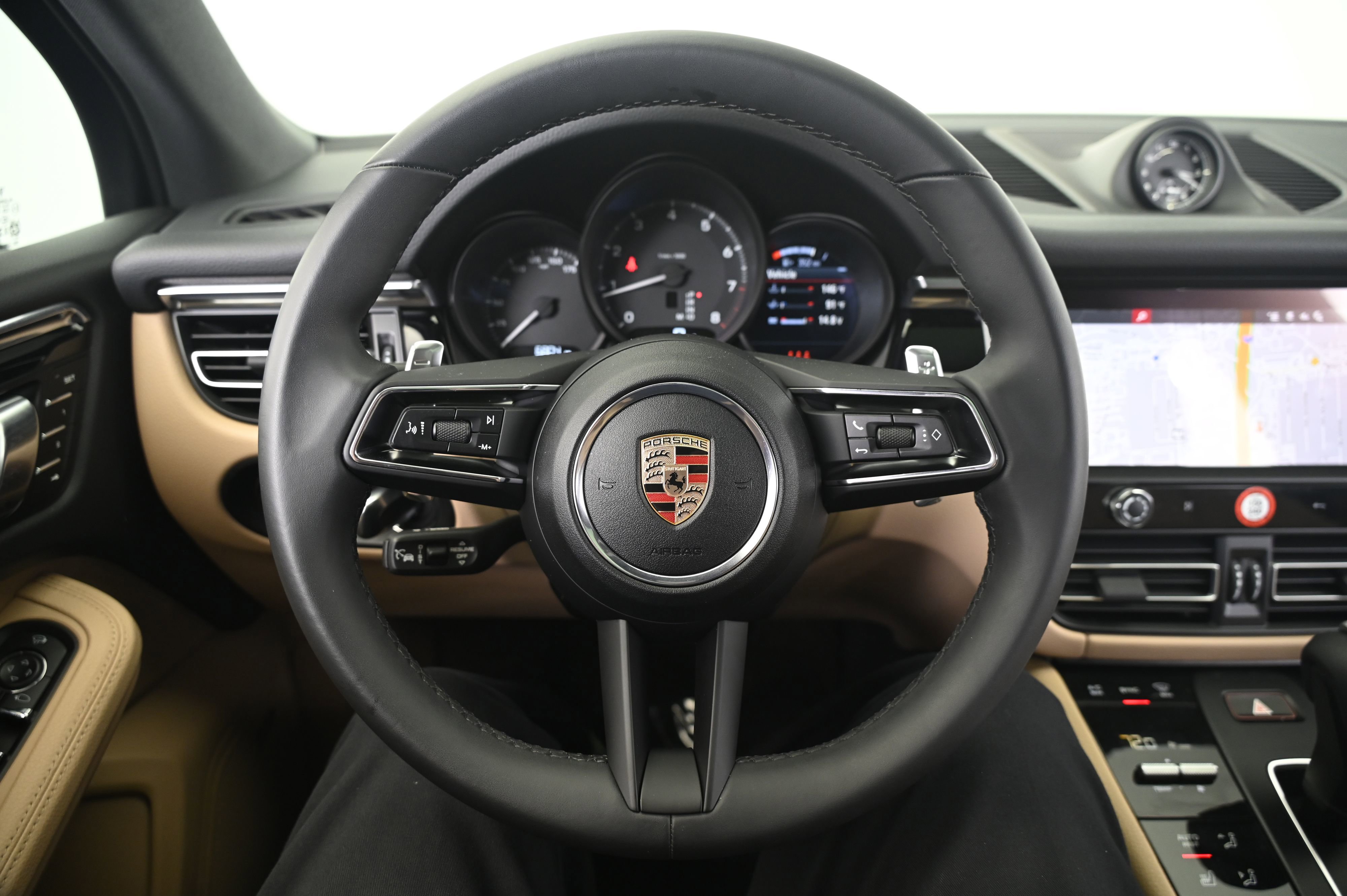 Certified 2025 Porsche Macan image 35