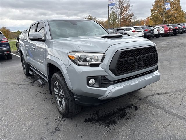 Used 2018 Toyota Tacoma TRD Sport image 2