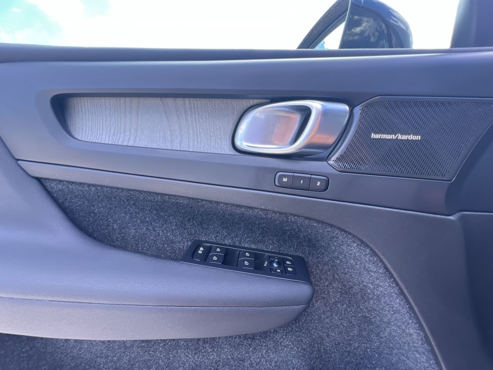 Used 2024 Volvo XC40 B5 Ultimate w/ Protection Package Premier AWD/4WD image 15