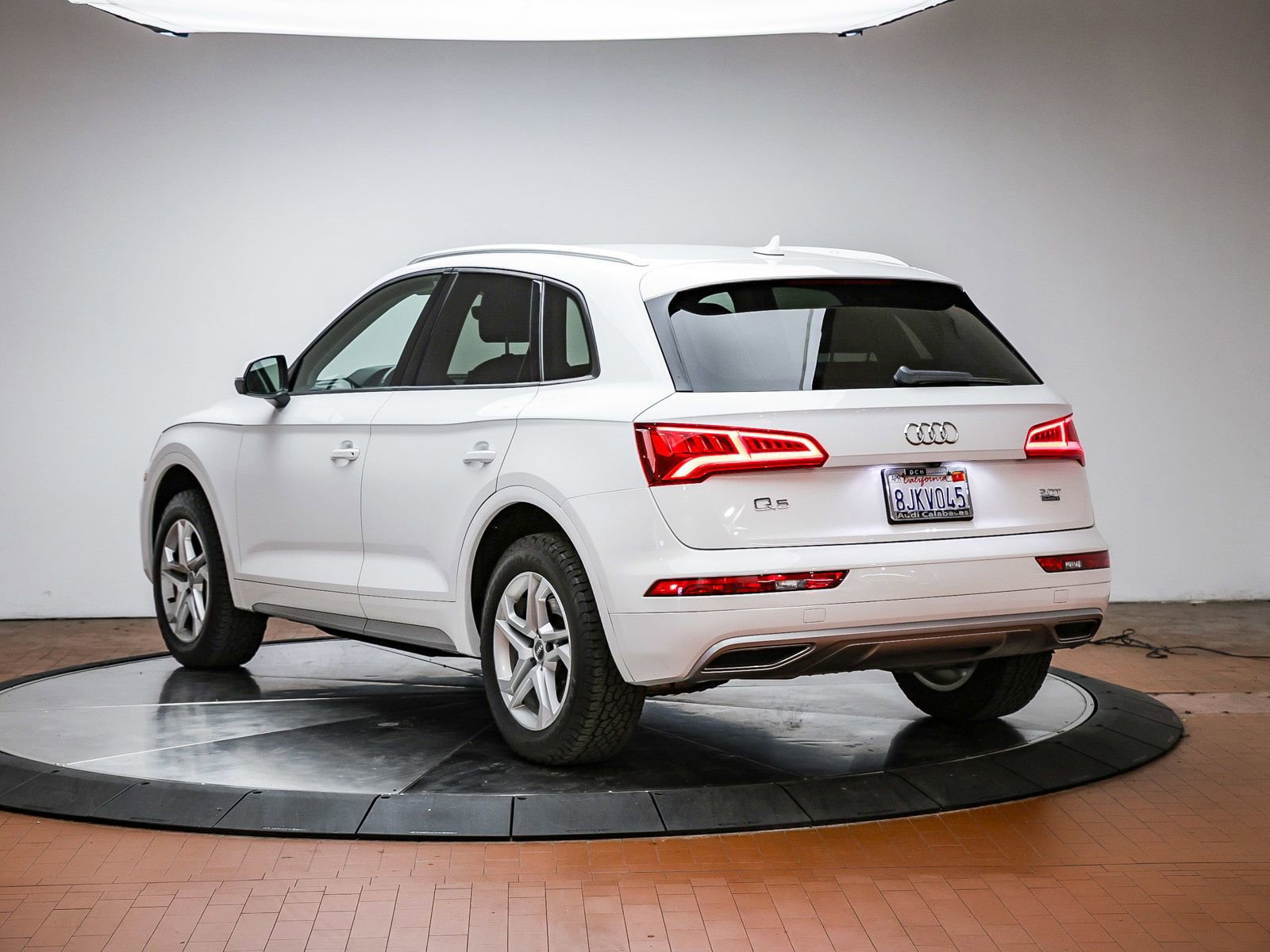 Used 2018 Audi Q5 2.0T Premium w/ Convenience Package AWD/4WD image 2