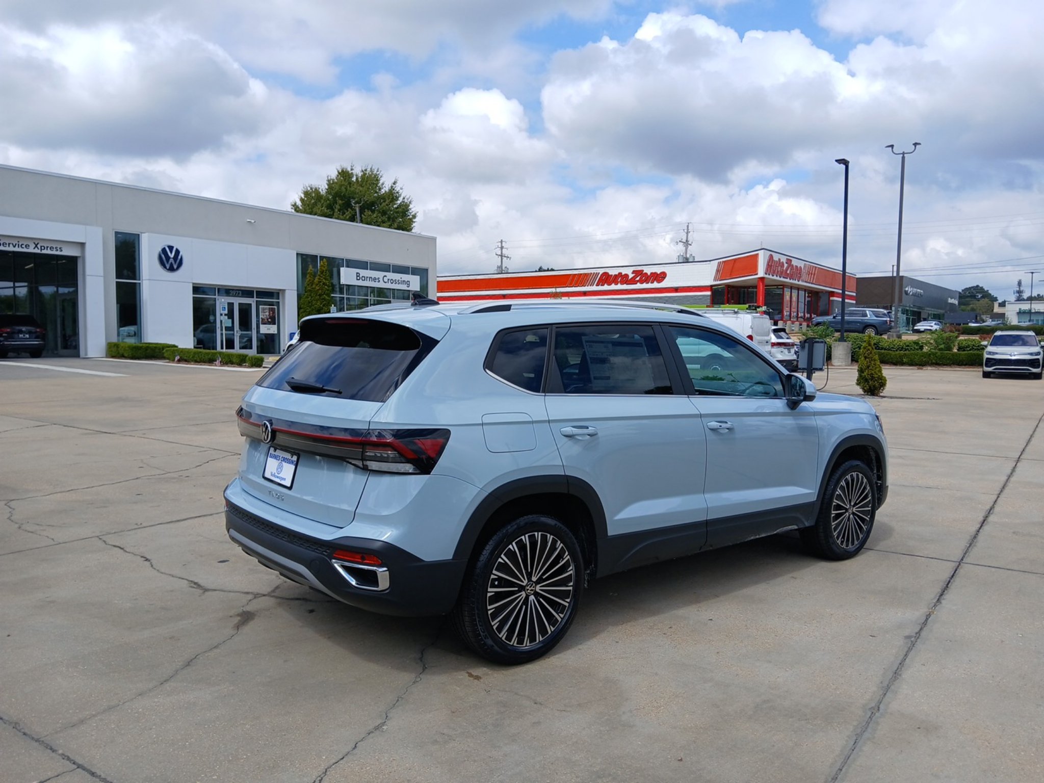 New 2027 Volkswagen Taos SE FWD image 7