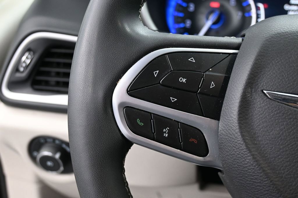 Used 2023 Chrysler Pacifica Touring-L FWD image 39