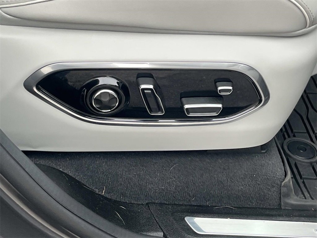 Used 2022 Jeep Grand Cherokee Overland w/ Luxury Tech Group IV image 20