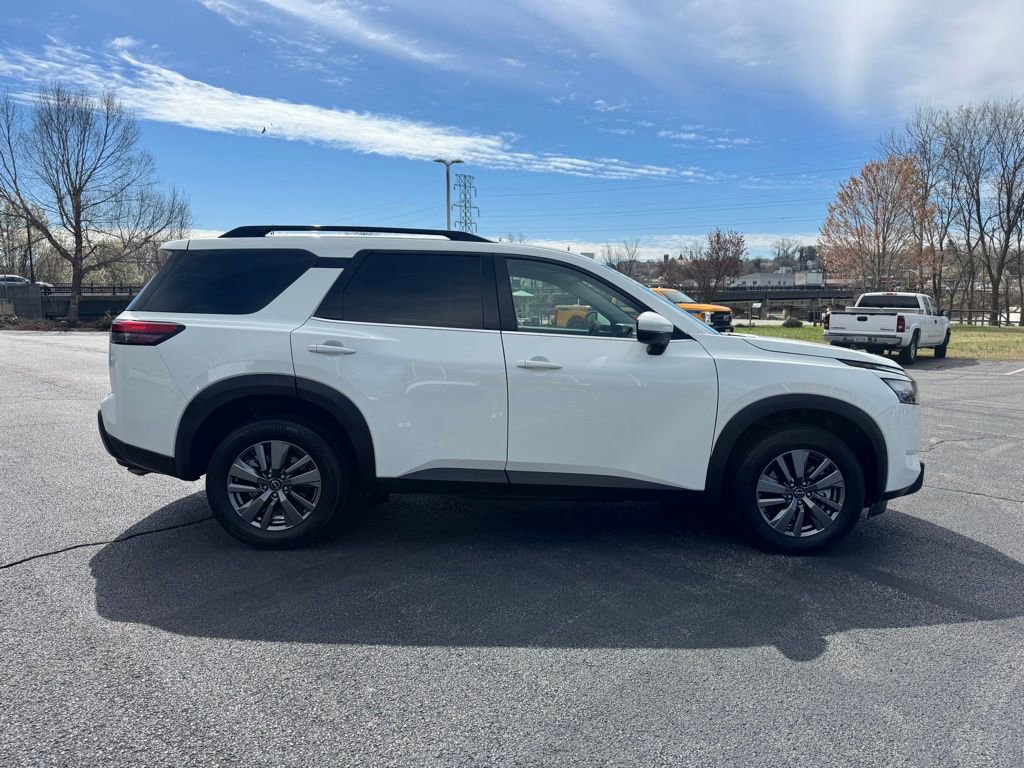 Used 2025 Nissan Pathfinder SV image 8