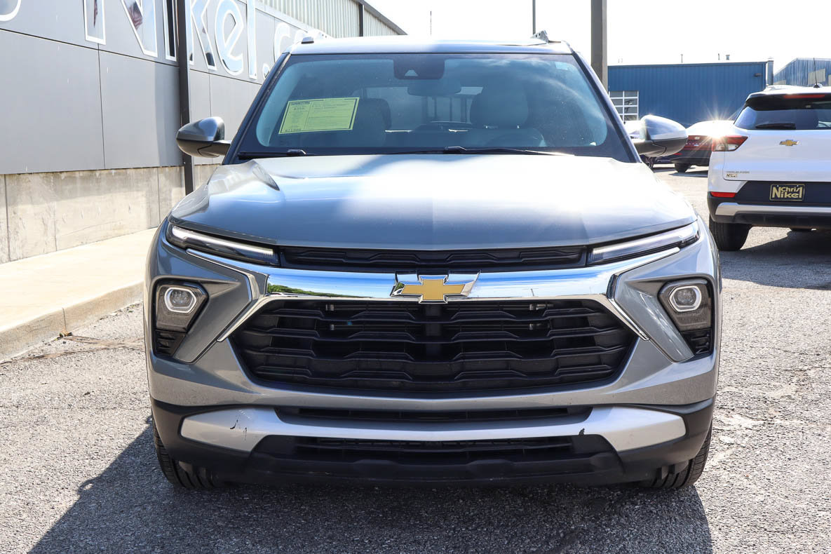Used 2025 Chevrolet TrailBlazer LT FWD image 2