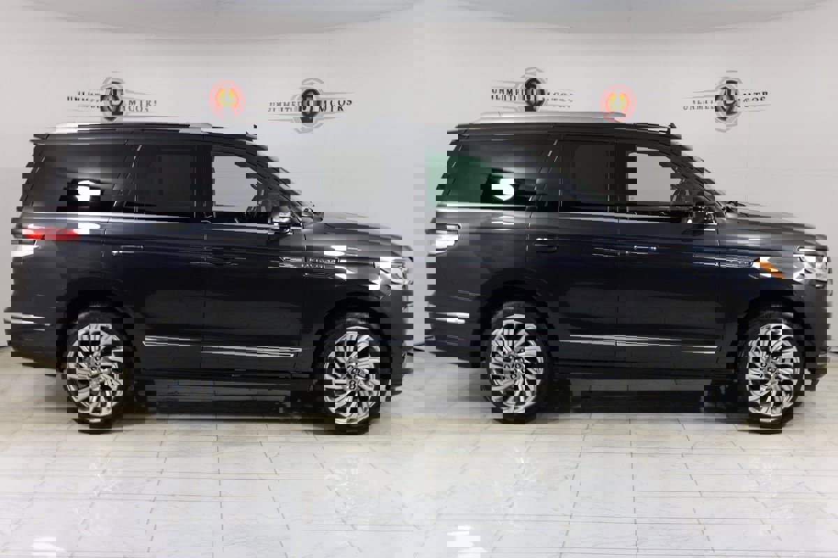 Used 2023 Lincoln Navigator Reserve image 2