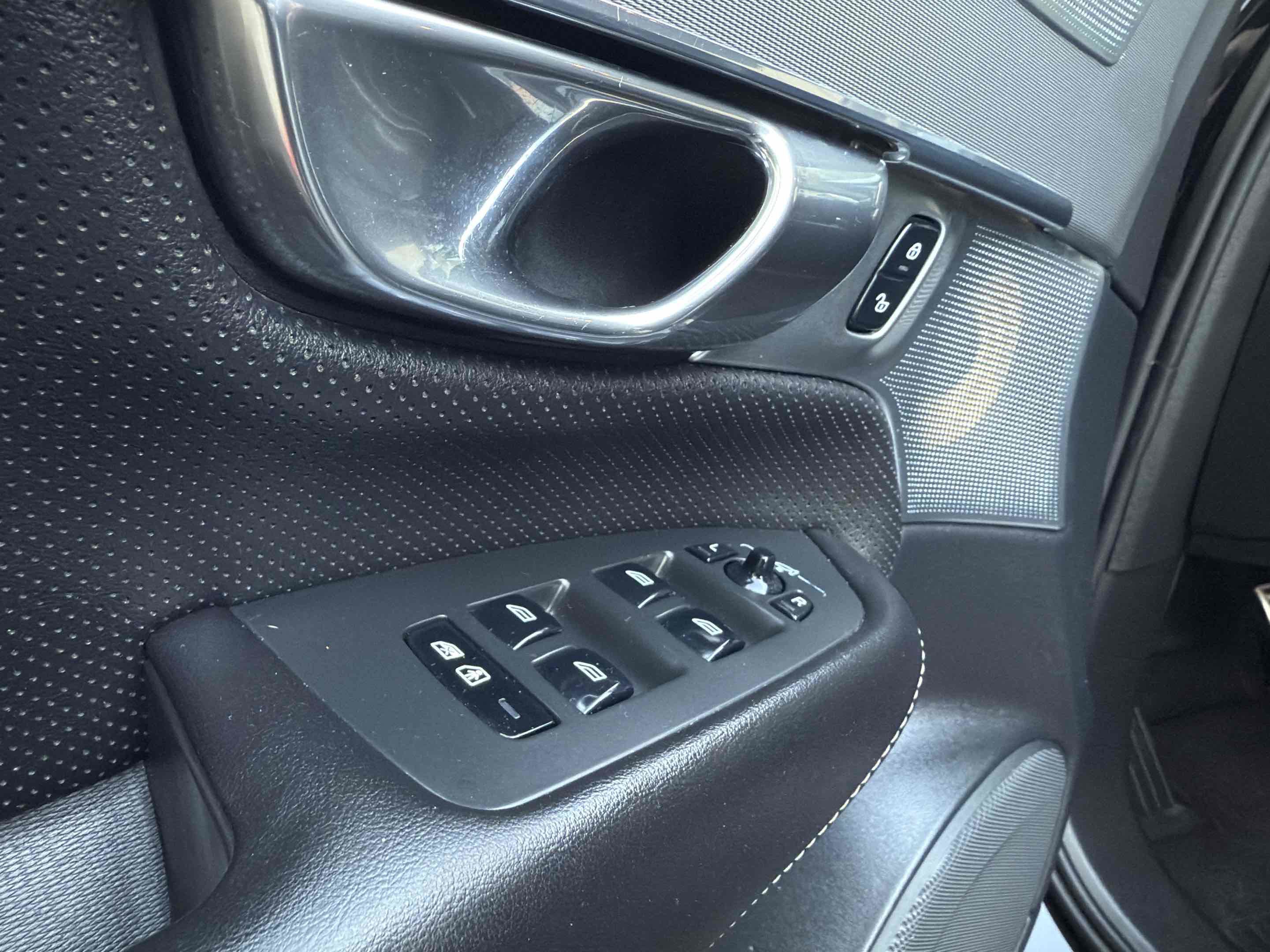 Used 2016 Volvo XC90 T6 R-Design w/ Vision Package image 48