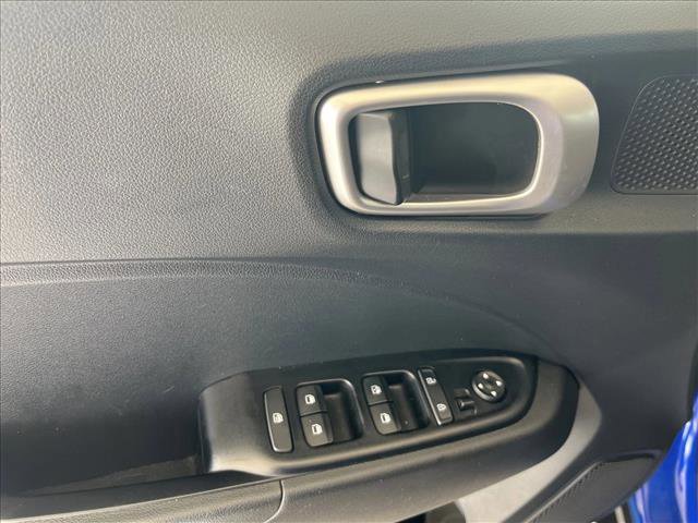 Used 2023 Hyundai Venue SEL image 18