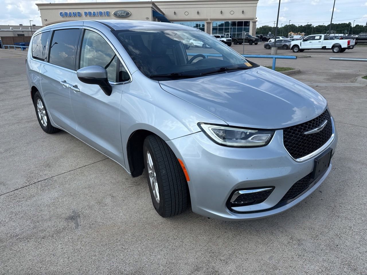 Used 2023 Chrysler Pacifica Touring-L FWD image 18