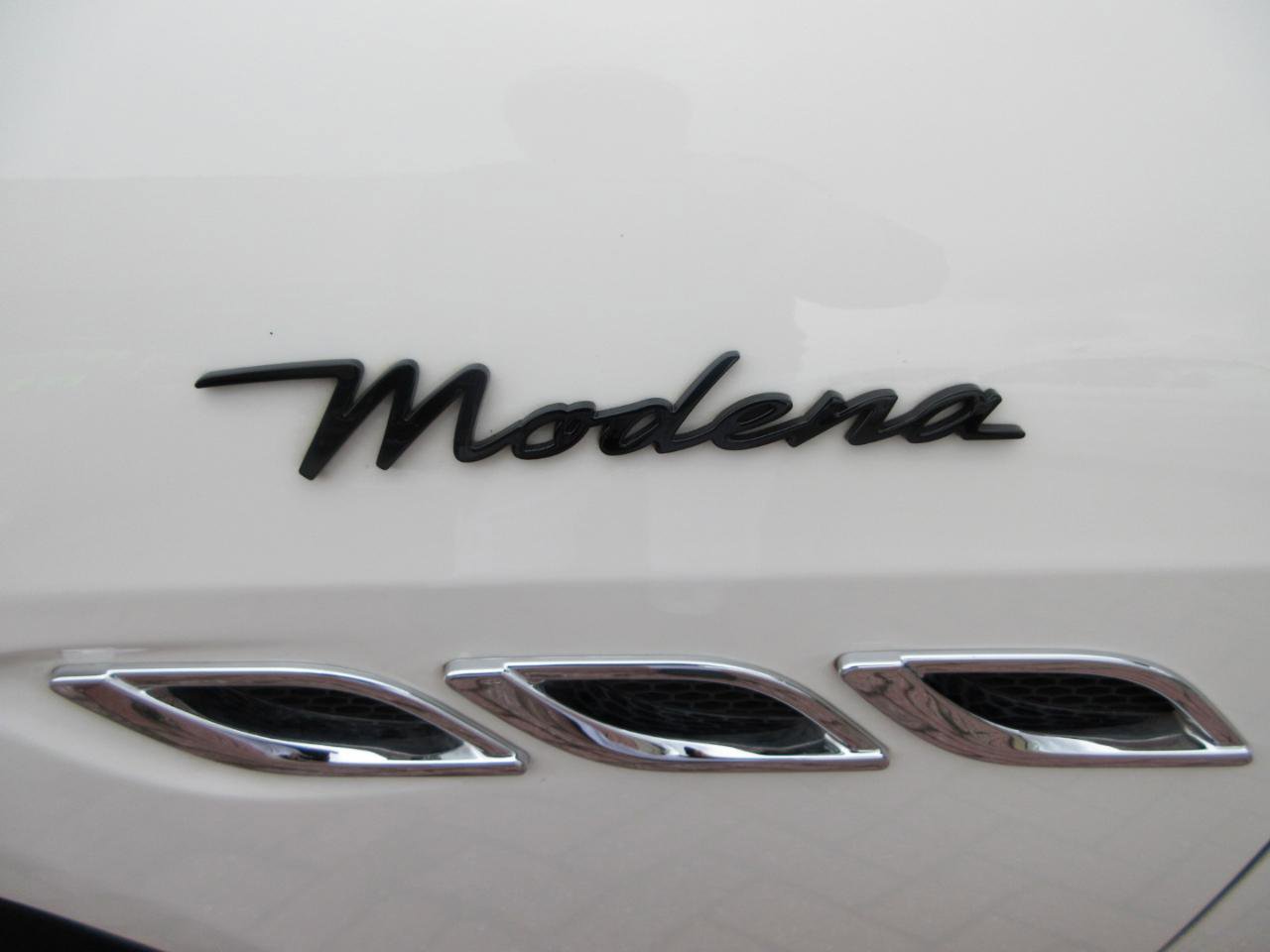 Used 2022 Maserati Quattroporte Modena image 2