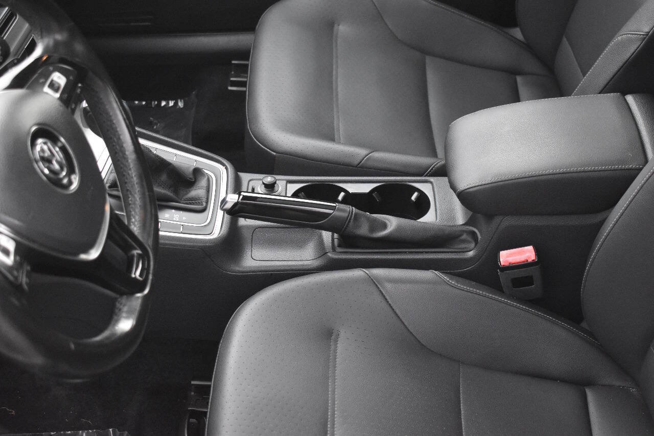 Used 2015 Volkswagen Golf S image 26