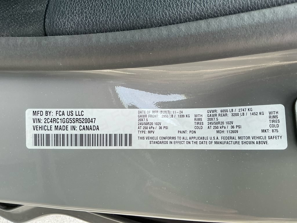 Used 2025 Chrysler Pacifica Limited FWD image 30